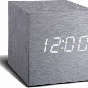 Šedý budík s bílým LED displejem Gingko Cube Click Clock. Nejlepší hlášky